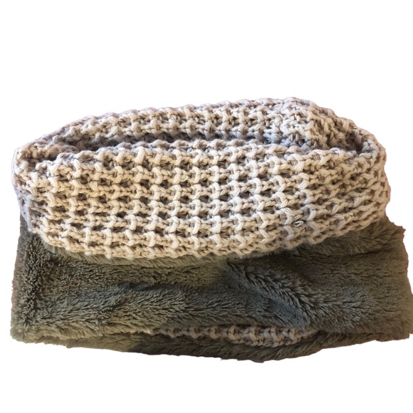 Soft and cozy neck scarf cream and tan circle scarf - Picture 6 of 9